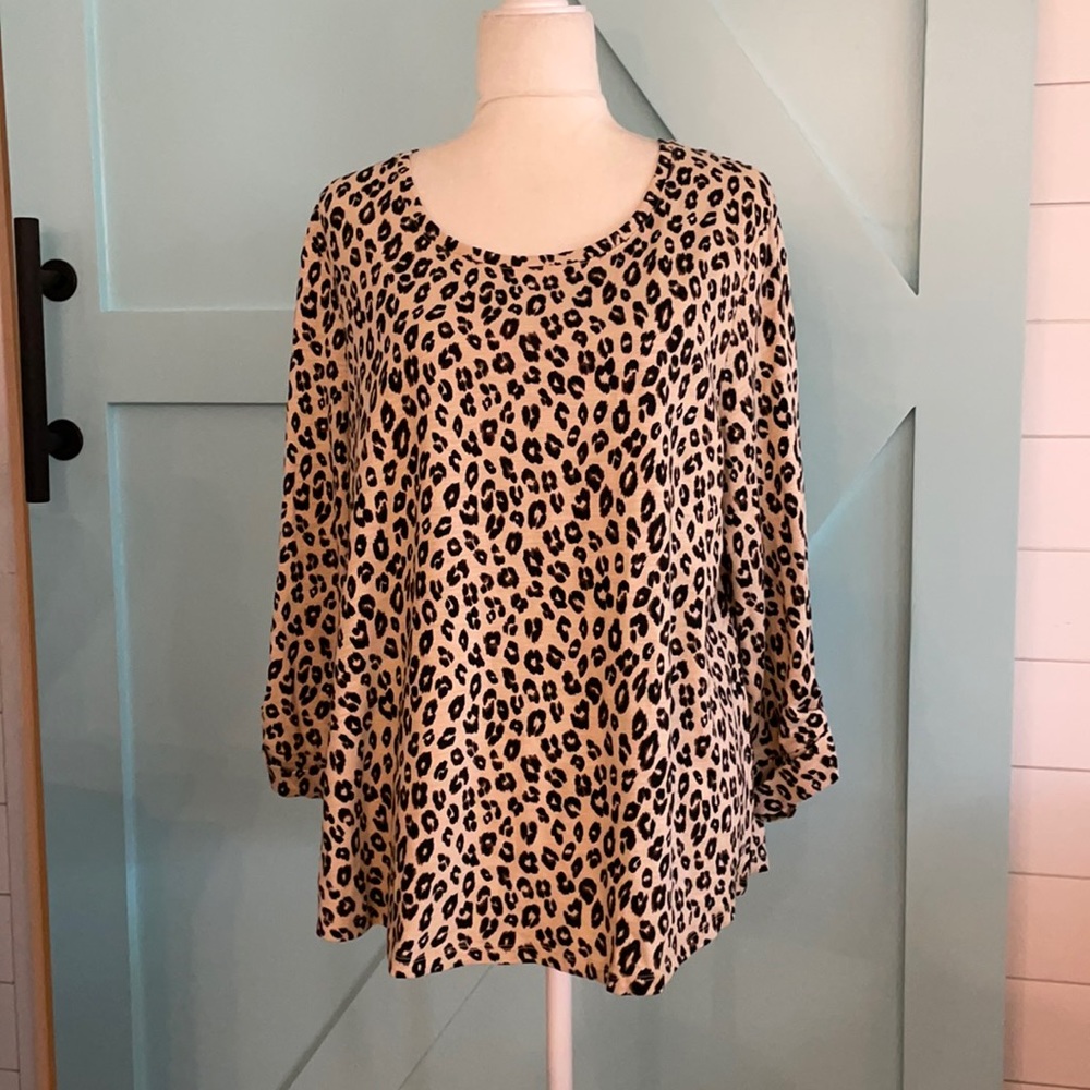 🌺 EUC Chico’s Leopard print Blouse with cuffed 3/4 sleeves.